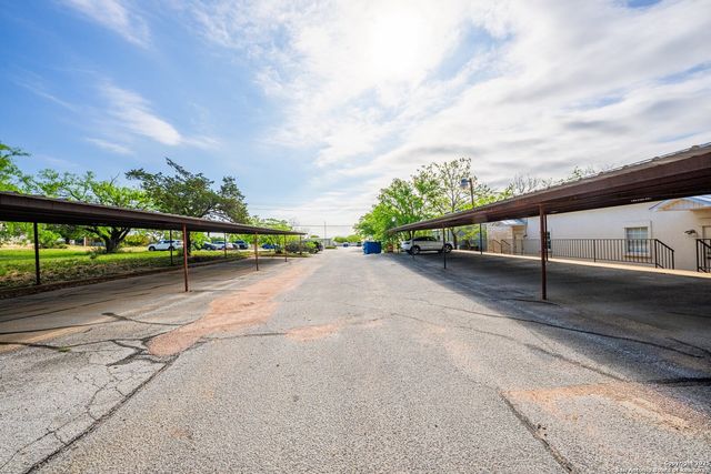 204 W Windcrest Drive, Fredericksburg, TX 78624
