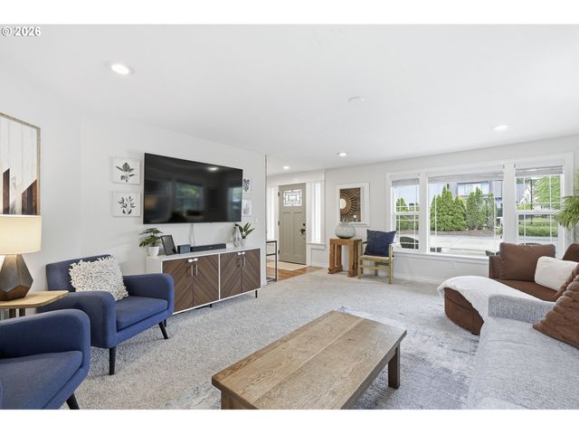 910 Nw HERTEL St, Hillsboro, OR 97124