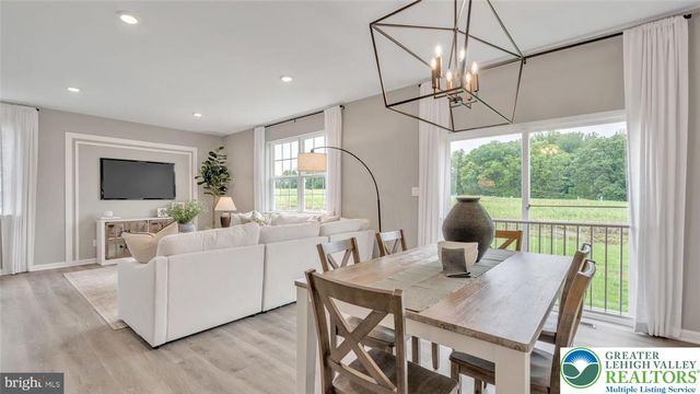 102 Winding Road, Forks Twp, PA 18040