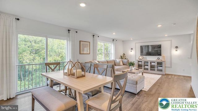 102 Winding Road, Forks Twp, PA 18040