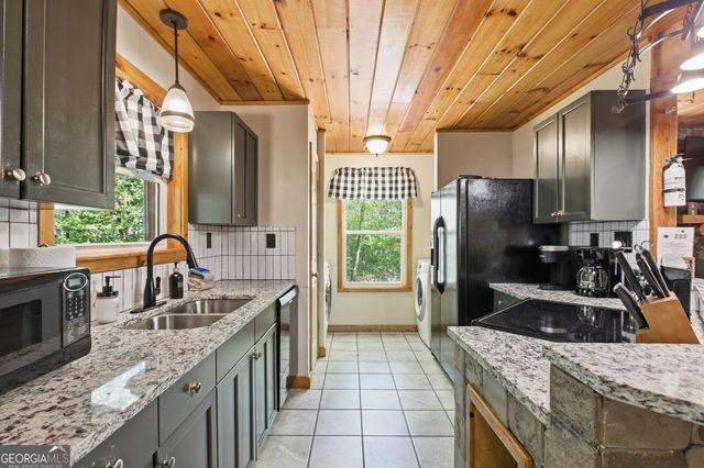325 Blue Creek Cove, Cleveland, GA 30528