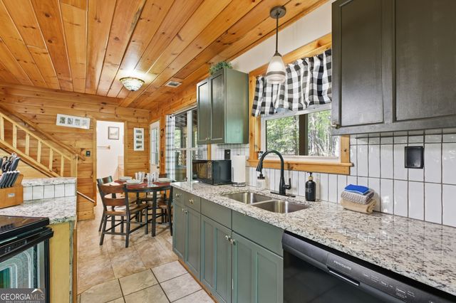 325 Blue Creek Cove, Cleveland, GA 30528