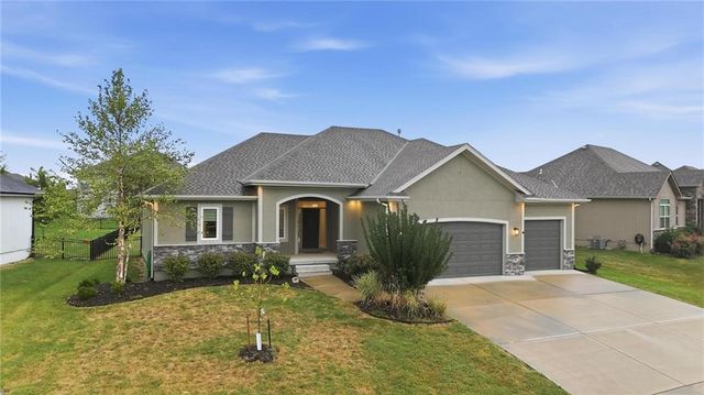 1067 SW Conch Circle, Lee's Summit, MO 64064