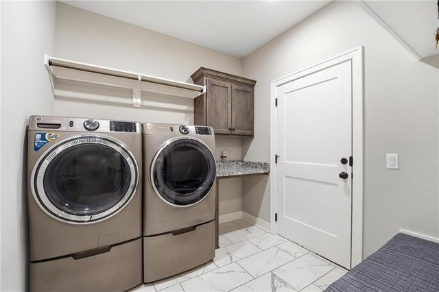 1067 SW Conch Circle, Lee's Summit, MO 64064