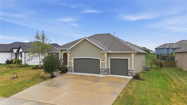 1067 SW Conch Circle, Lee's Summit, MO 64064