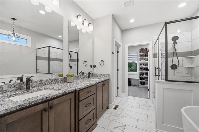 1067 SW Conch Circle, Lee's Summit, MO 64064