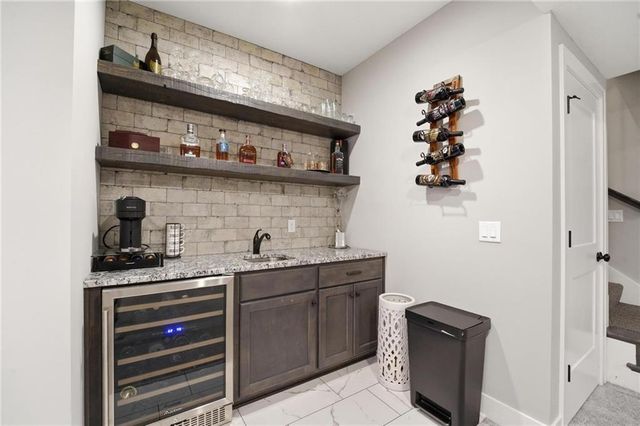 1067 SW Conch Circle, Lee's Summit, MO 64064