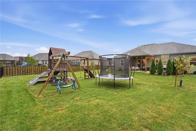 1067 SW Conch Circle, Lee's Summit, MO 64064