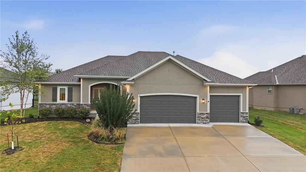1067 SW Conch Circle, Lee's Summit, MO 64064