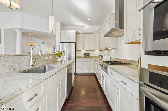30 Carillon Cir, Livingston Twp., NJ 07039