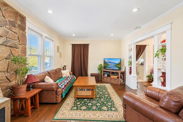 15 Harding Avenue, Hicksville, NY 11801