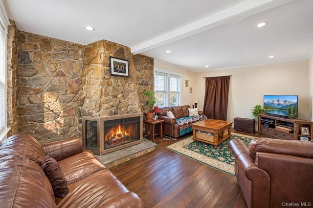15 Harding Avenue, Hicksville, NY 11801