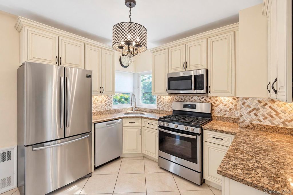 15 Harding Avenue, Hicksville, NY 11801 — photo 2