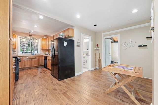 11 Garrity St, Chicopee, MA 01020