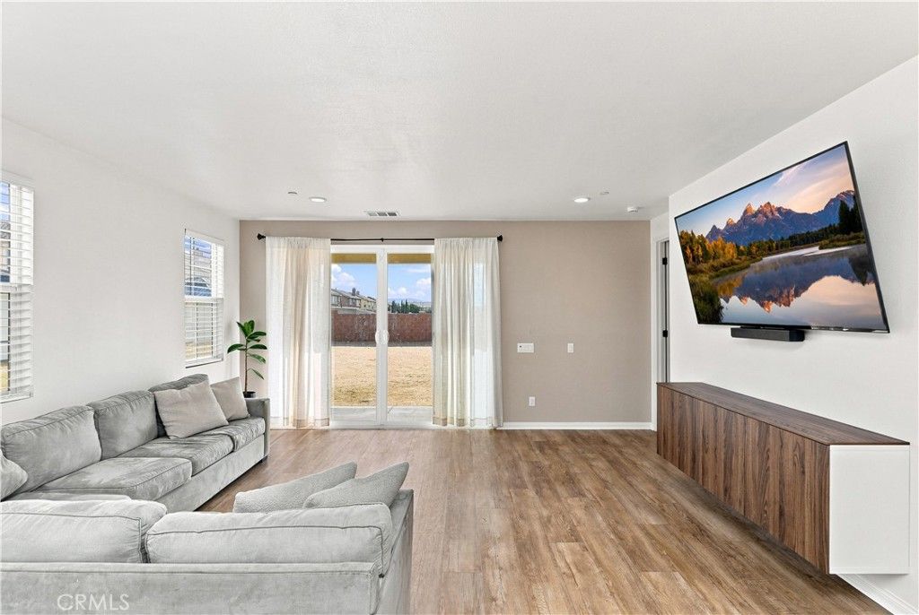 Image 17 of property listing at 43891 61st Street W, Lancaster, CA 93536