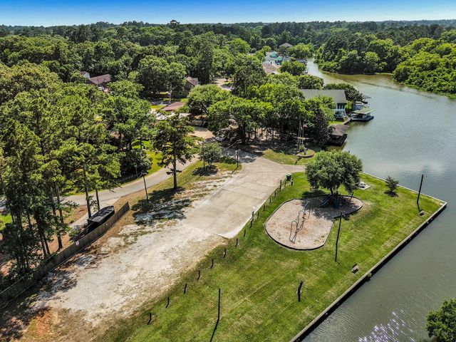 303 Shawnee Drive, Conroe, TX 77316
