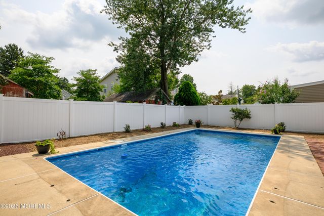 6 Avenue A, Helmetta, NJ 08828