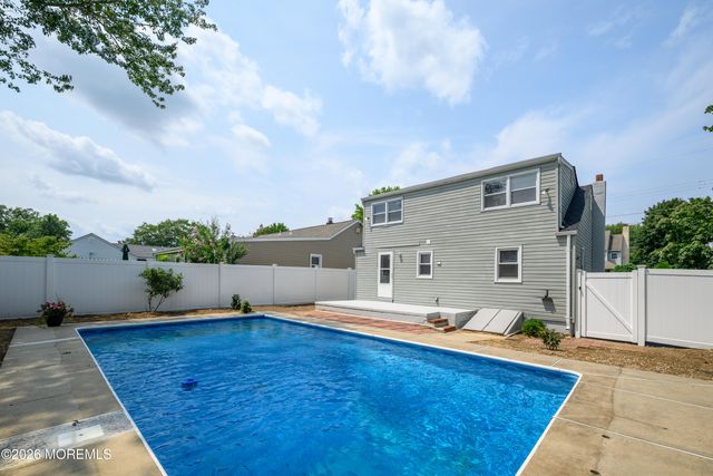 6 Avenue A, Helmetta, NJ 08828