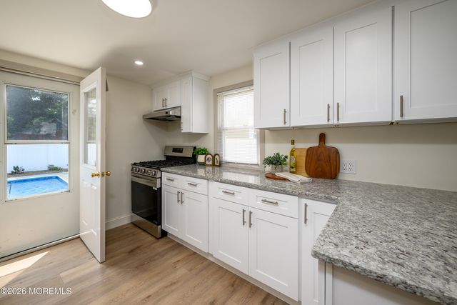 6 Avenue A, Helmetta, NJ 08828