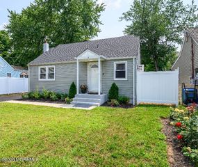 6 Avenue A, Helmetta, NJ 08828