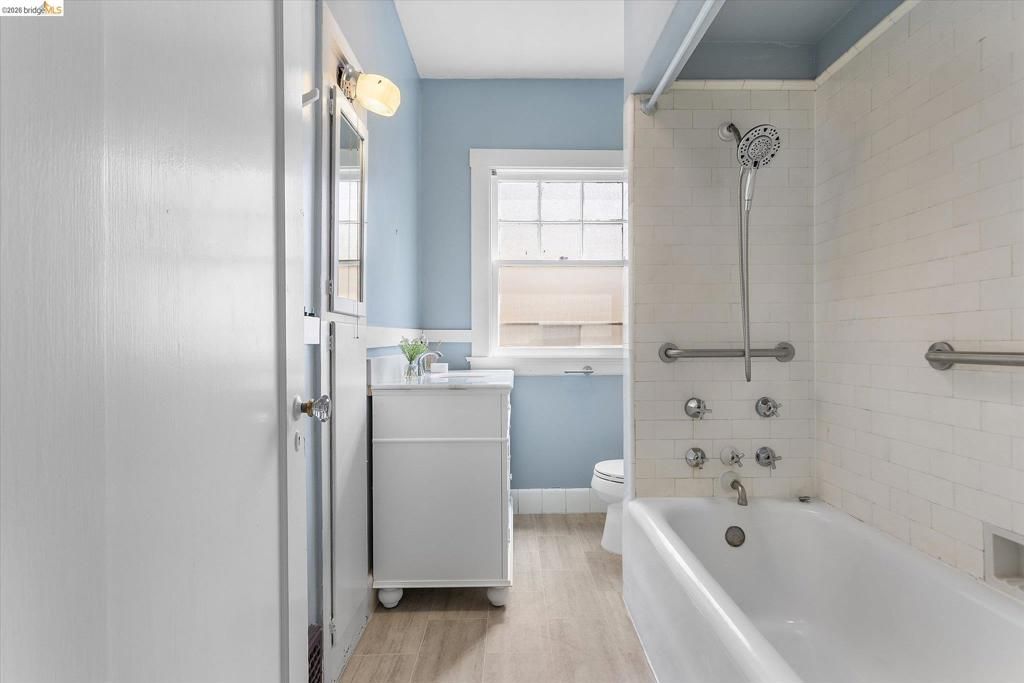 Image 10 of property listing at 647 Beacon St, Oakland, CA 94610
