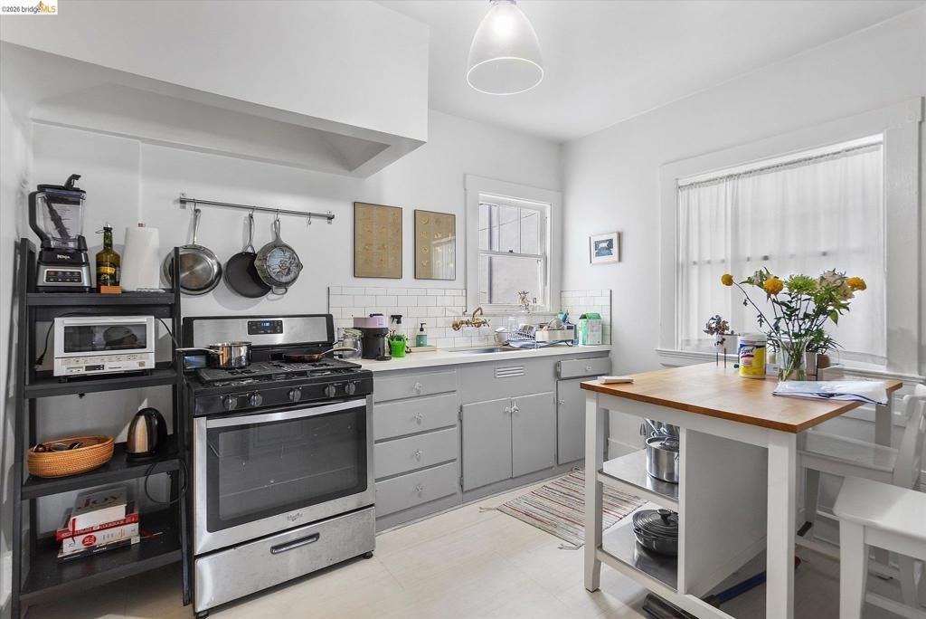 Image 16 of property listing at 647 Beacon St, Oakland, CA 94610