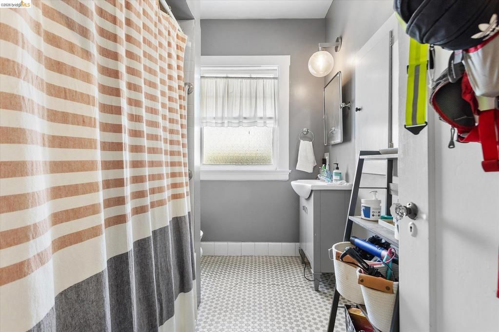 Image 17 of property listing at 647 Beacon St, Oakland, CA 94610