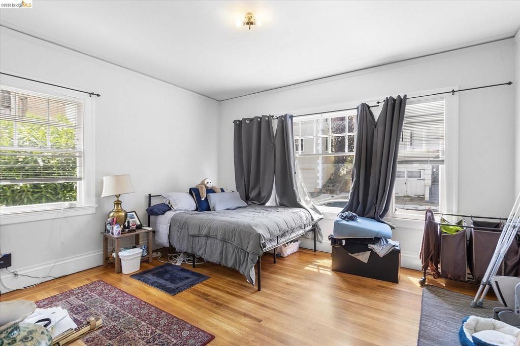 Image 20 of property listing at 647 Beacon St, Oakland, CA 94610