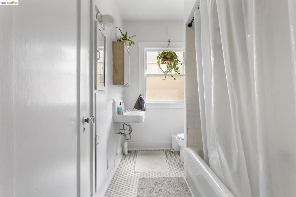 Image 24 of property listing at 647 Beacon St, Oakland, CA 94610