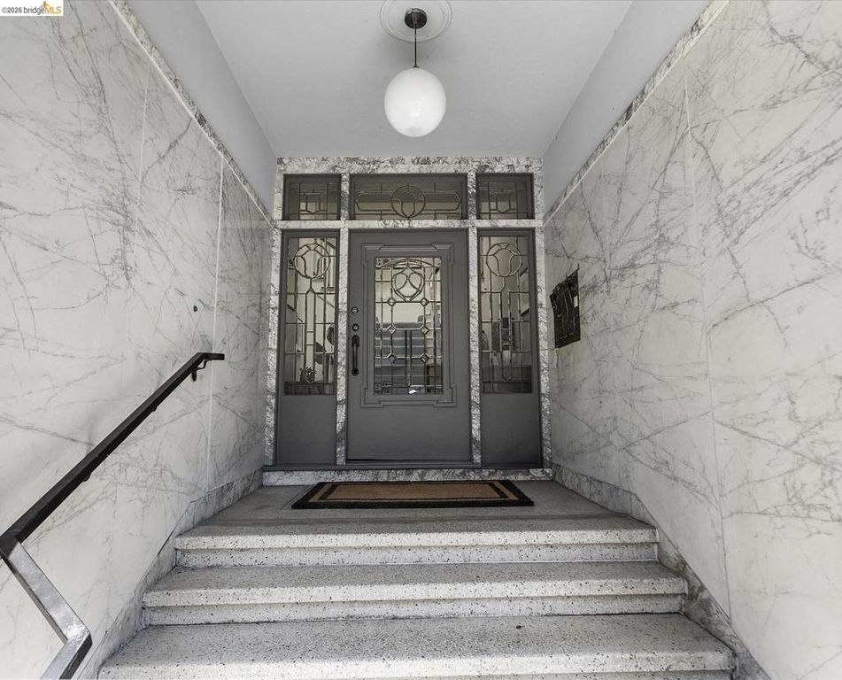 Image 3 of property listing at 647 Beacon St, Oakland, CA 94610