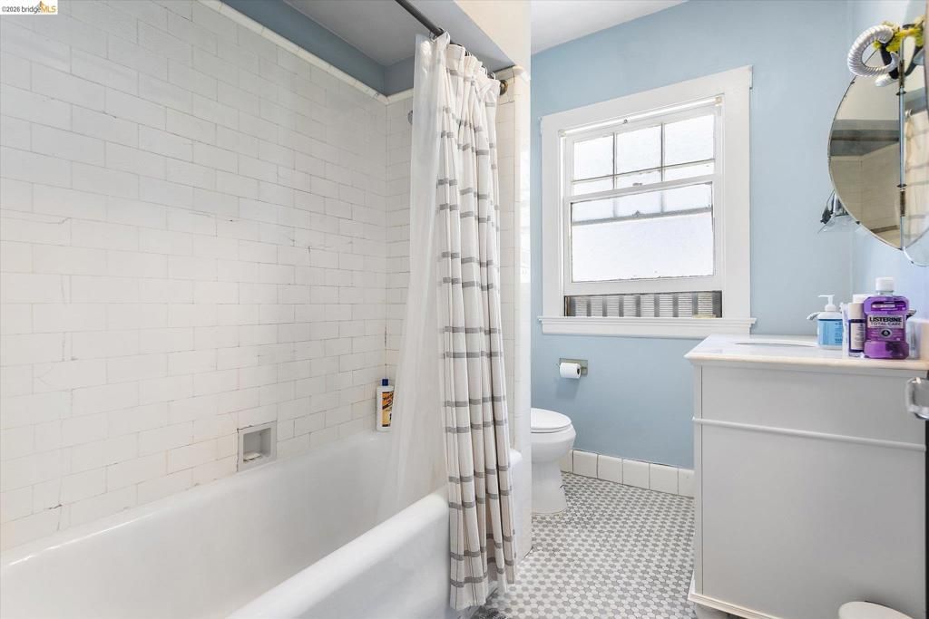 Image 32 of property listing at 647 Beacon St, Oakland, CA 94610