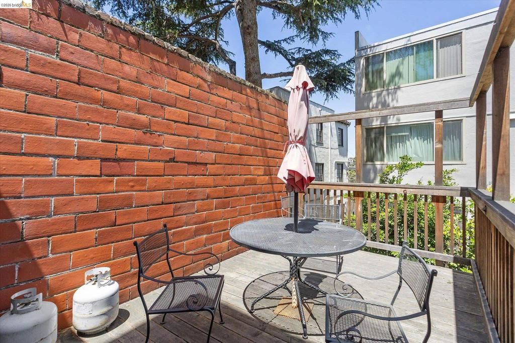 Image 35 of property listing at 647 Beacon St, Oakland, CA 94610