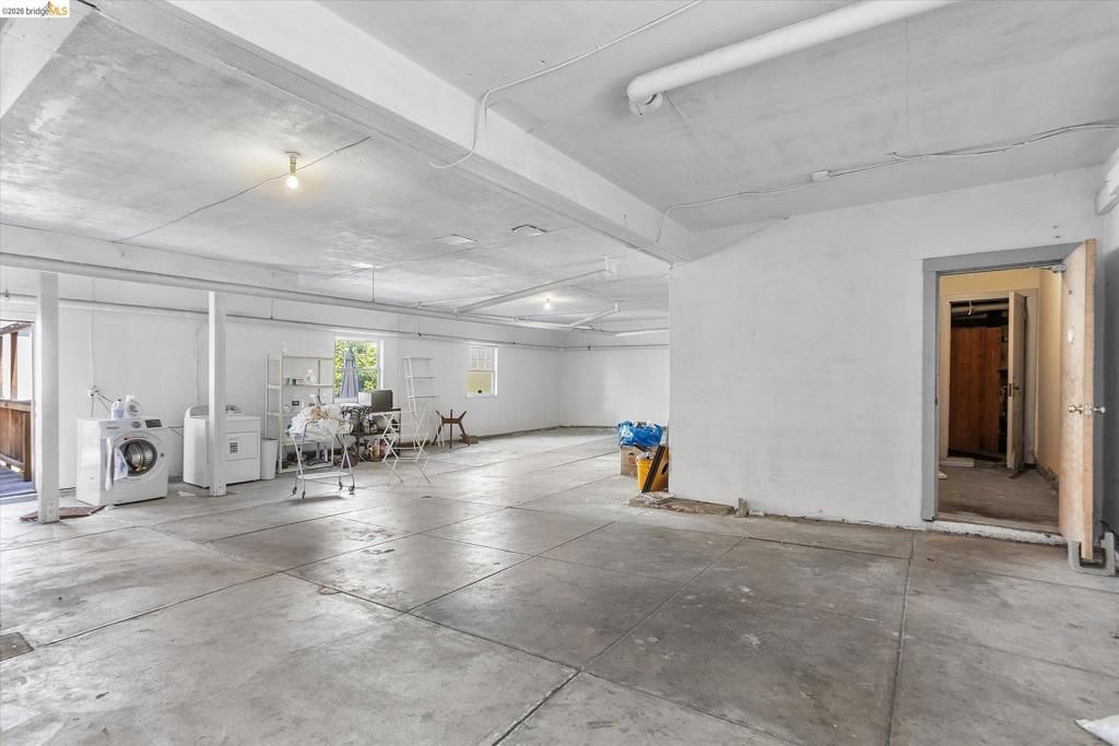Image 37 of property listing at 647 Beacon St, Oakland, CA 94610