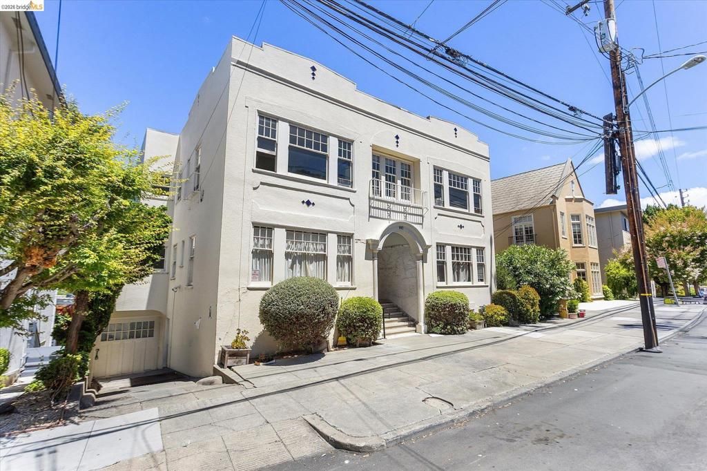 Image 4 of property listing at 647 Beacon St, Oakland, CA 94610
