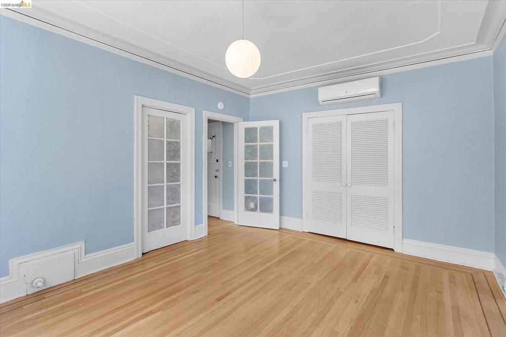Image 6 of property listing at 647 Beacon St, Oakland, CA 94610