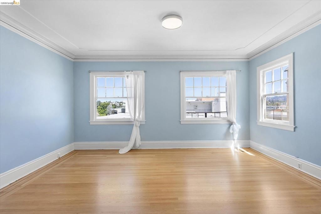 Image 7 of property listing at 647 Beacon St, Oakland, CA 94610