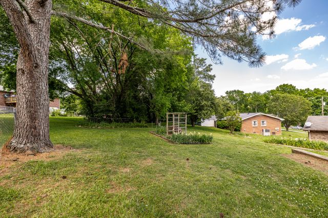 204 Bryan House Dr, Goodlettsville, TN 37072