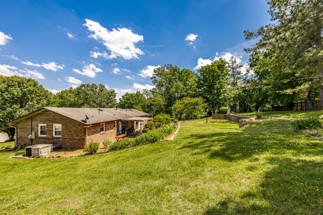 204 Bryan House Dr, Goodlettsville, TN 37072