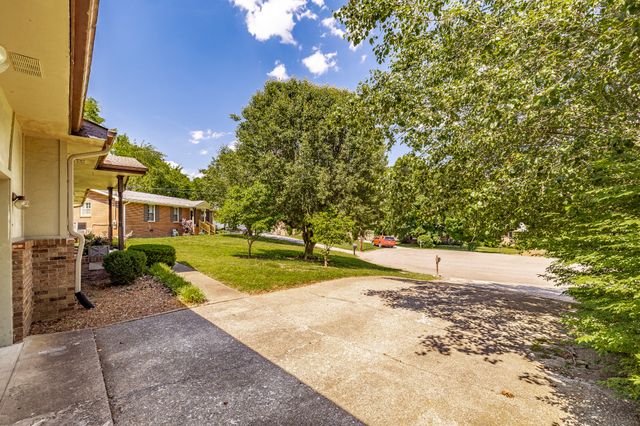 204 Bryan House Dr, Goodlettsville, TN 37072