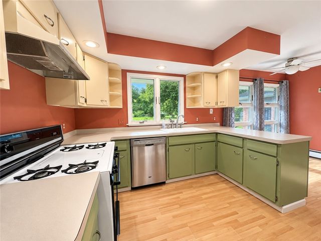 29 Rollingwood Dr, Perinton, NY 14534