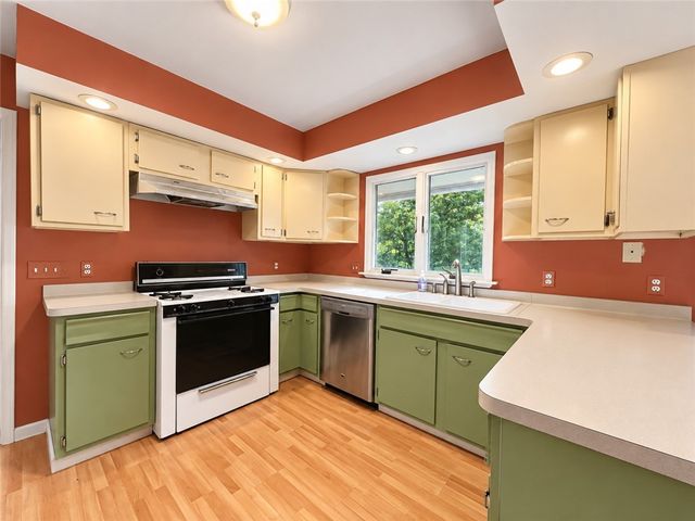 29 Rollingwood Dr, Perinton, NY 14534