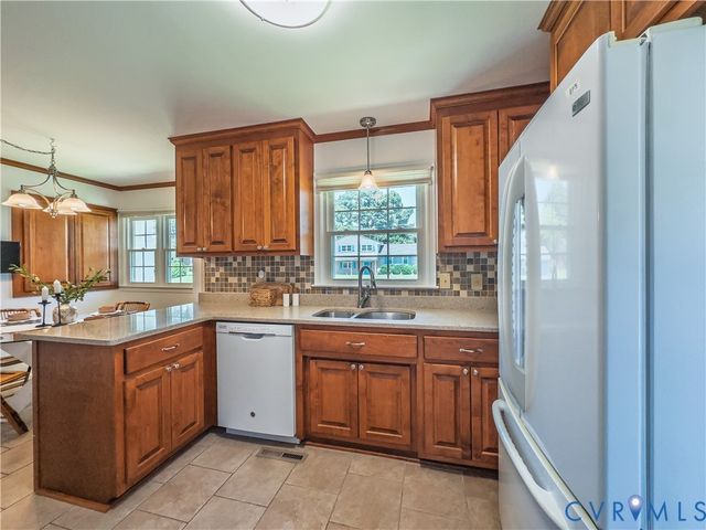 202 Nottingham Dr, Colonial Heights, VA 23834
