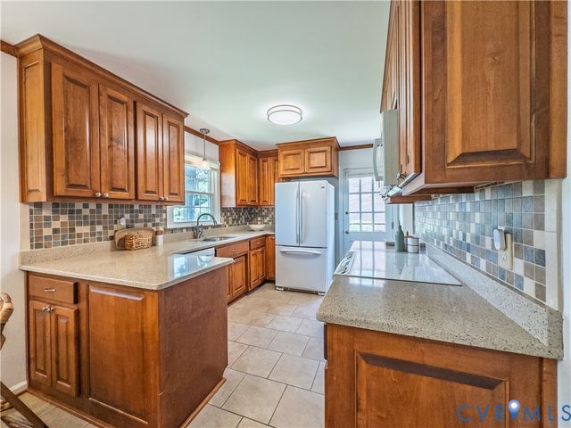 202 Nottingham Dr, Colonial Heights, VA 23834