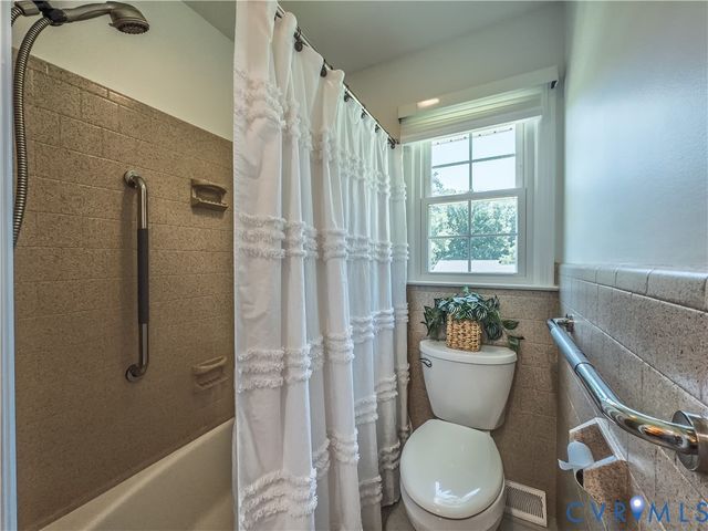 202 Nottingham Dr, Colonial Heights, VA 23834