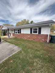 102 N BIRCHWOOD Drive, Muncie, IN 47304