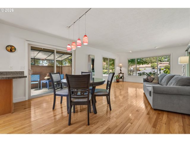 15955 Sw GREENS Way, Portland, OR 97224