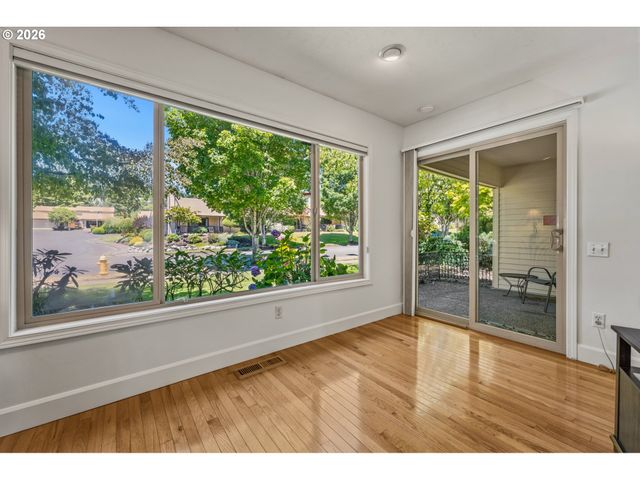 15955 Sw GREENS Way, Portland, OR 97224