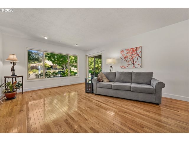 15955 Sw GREENS Way, Portland, OR 97224