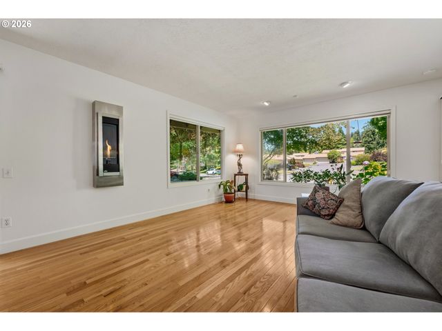 15955 Sw GREENS Way, Portland, OR 97224