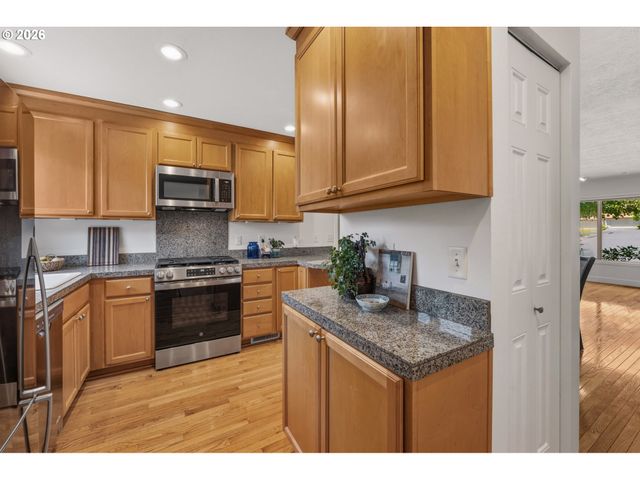 15955 Sw GREENS Way, Portland, OR 97224
